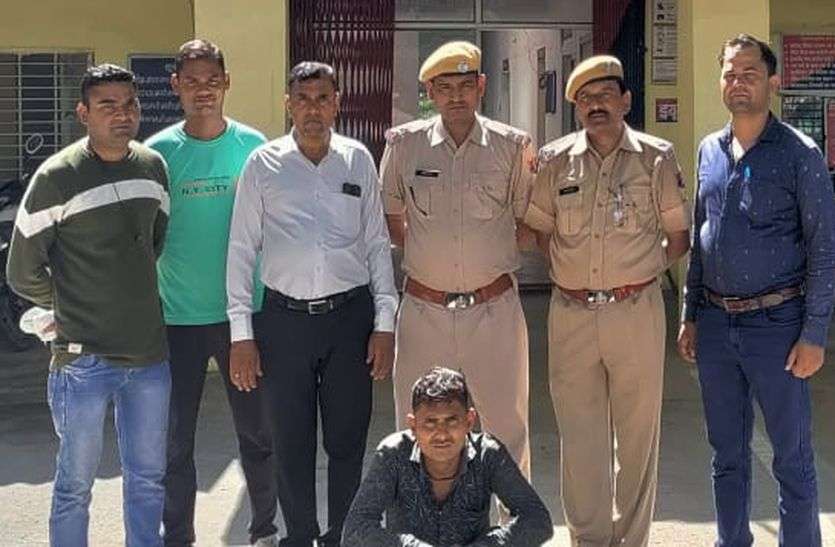 5 thousand prize crook arrested for attacking police पुलिस पर हमले का आरोपी 5 हजार का इनामी बदमाश गिरफ्तार