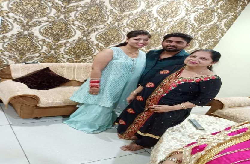 Missing: सात दिन बाद भी नहीं मिली बेटे की खबर, मां का बुरा हाल, टकटकी लगाए बैठी है पत्नी Missing: सात दिन बाद भी नहीं मिली बेटे की खबर, मां का बुरा हाल, टकटकी लगाए बैठी है पत्नी