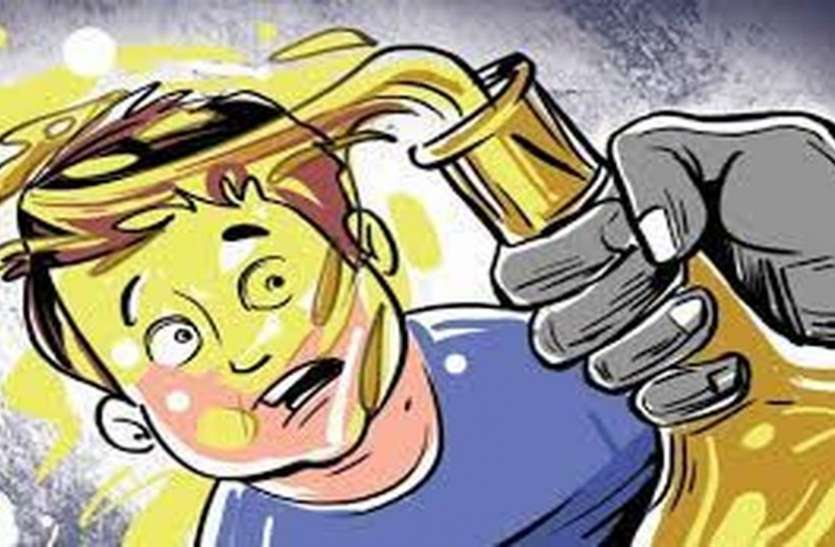 ACID ATTACK : पति के सामने विवाहिता ने पूर्व प्रेमी पर किया एसिड अटैक ! ACID ATTACK : पति के सामने विवाहिता ने पूर्व प्रेमी पर किया एसिड अटैक !