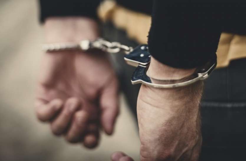 arrest_0-2.jpg मसाज सेंटर में विदेश से भी बुलाई जाती थी लड़कियां