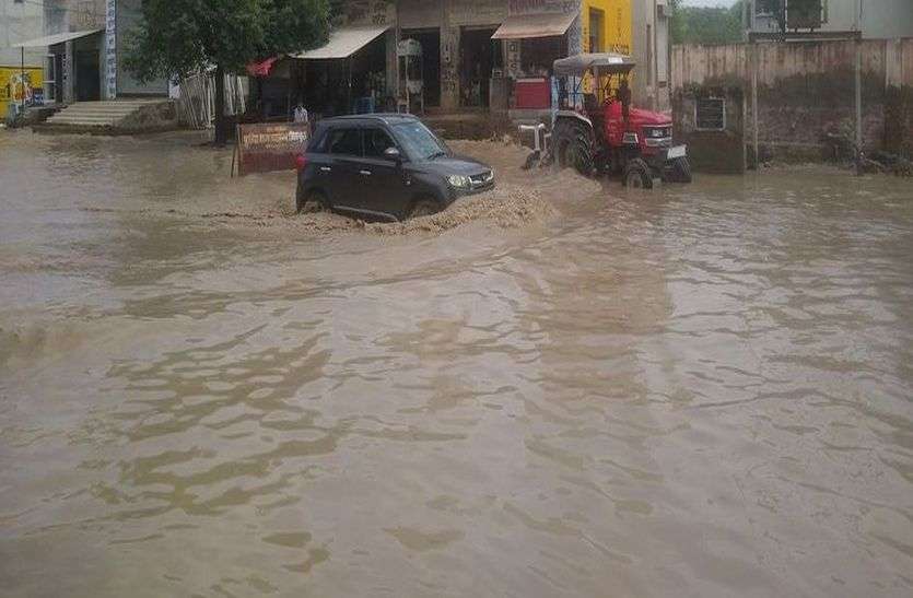 झमाझम बारिश से रास्ते, गलियां जलमग्न झमाझम बारिश से रास्ते, गलियां जलमग्न