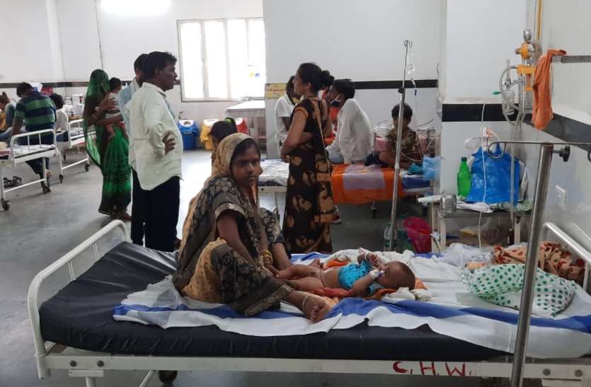 अस्पताल में मास्क और दूरी का ख्याल नहीं रख रहे लोग मौैसम का असर, जिला अस्पताल के 40 बिस्तर के वार्ड में 120 बच्चे भर्ती