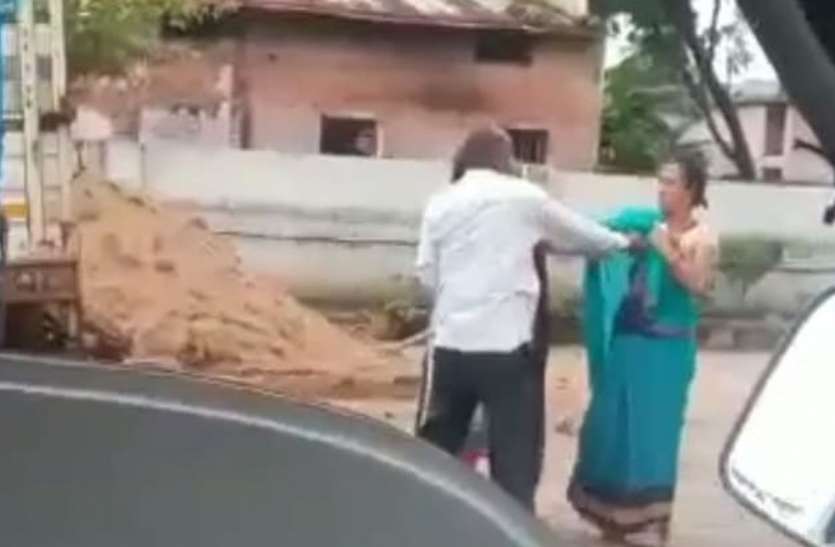 VIDEO कांग्रेस नेता ने की अपनी पत्नी और बेटी की धुनाई VIDEO कांग्रेस नेता ने की अपनी पत्नी और बेटी की धुनाई