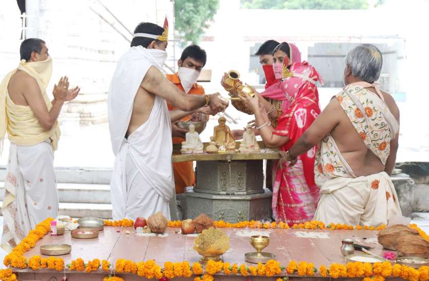 प्रभु अभिषेक, श्री गौतमस्वामी महापूजन, आंगी-भक्ति हुई प्रभु अभिषेक, श्री गौतमस्वामी महापूजन, आंगी-भक्ति हुई
