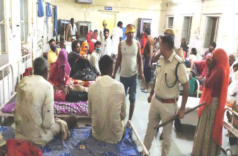 चरागाह भूमी पर कब्जे को लेकर दो पक्ष भिड़े, 32 घायल , 13 को जयपुर रेफर किया चरागाह भूमी पर कब्जे को लेकर दो पक्ष भिड़े, 32 घायल , 13 को जयपुर रेफर किया