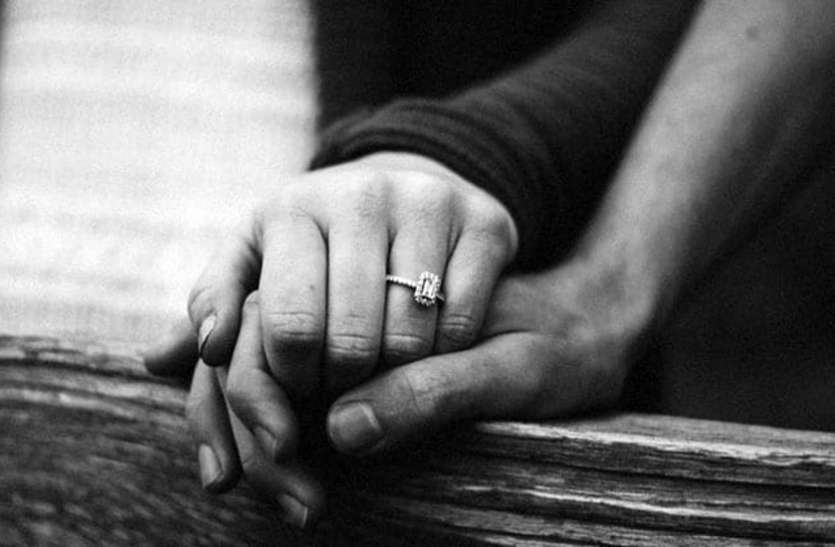 girlfriend.jpg पत्नी को मायके भेज सिपाही पति गर्लफ्रैंड के साथ कर रहा था मौज, खोला दरवाजा तो उड़ गए होश