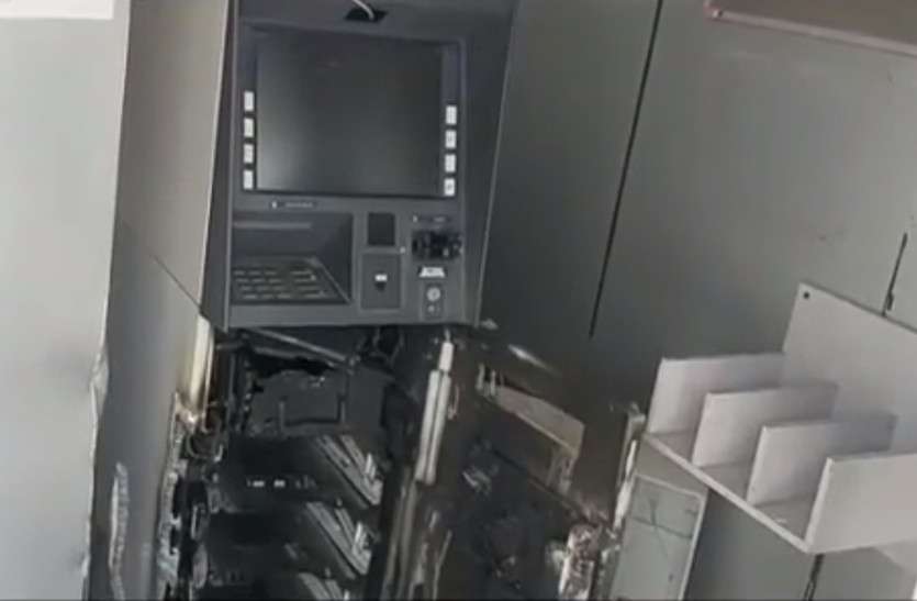 Rs 13 lakh stolen from ATM using gas cutter in Jhunjhunu हरियाणा सीमा से सटे पिलोद में एटीएम तोड़कर ले गए साढ़े 13 लाख, कैमरा भी तोड़ गए आरोपी