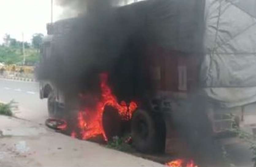 ट्रक के टायरों में फंसी बाइक और धूं-धूं कर जल गई ट्रक के टायरों में फंसी बाइक और धूं-धूं कर जल गई