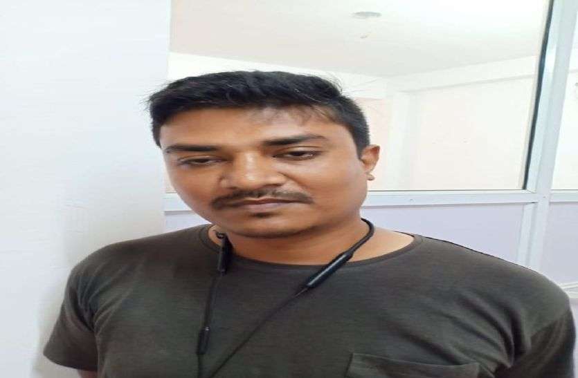 प्रायवेट परीक्षा का फॉर्म भरवाकर महाराष्ट्र बोर्ड से प्रथम श्रेणी पास की अंकसूची देता था आरोपी प्रायवेट परीक्षा का फॉर्म भरवाकर महाराष्ट्र बोर्ड से प्रथम श्रेणी पास की अंकसूची देता था आरोपी