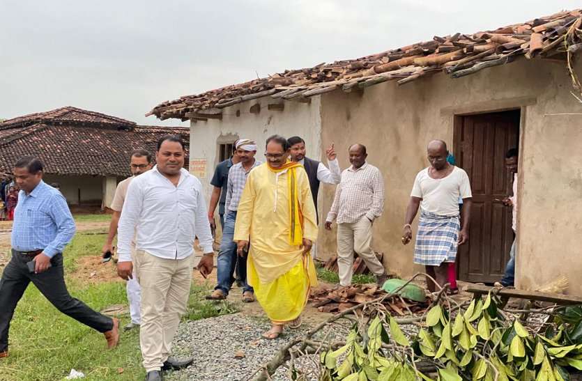 School education minister तेज हवाओं से गिरे कई पेड़, डेढ़ दर्जन घरों के उड़े छप्पर, खबर मिलते ही पहुंचे शिक्षा मंत्री