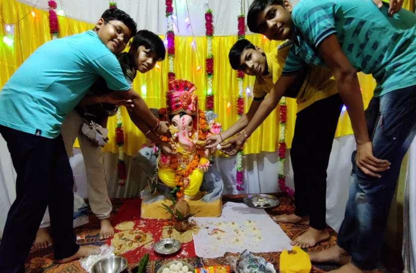 यहां गणेशजी को लगता है समोसे, आइसक्रीम, चाऊमिन का भोग यहां गणेशजी को लगता है समोसे, आइसक्रीम, चाऊमिन का भोग