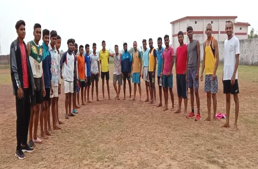 CM के निर्वाचन क्षेत्र के इस गांव में खेलों के प्रति ऐसी दीवानगी कि हर दिन 200 से ज्यादा खिलाड़ी बहाते हैँ पसीना CM के निर्वाचन क्षेत्र के इस गांव में खेलों के प्रति ऐसी दीवानगी कि हर दिन 200 से ज्यादा खिलाड़ी बहाते हैँ पसीना