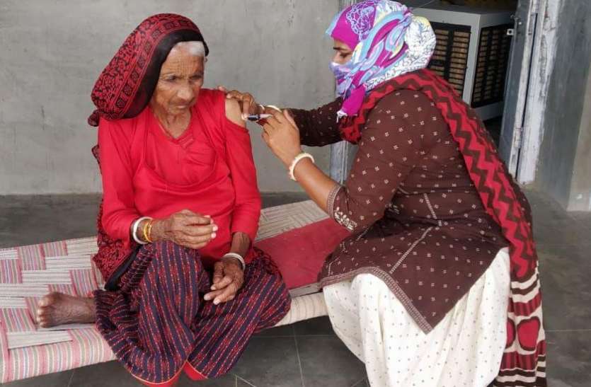 वैक्सीनेशन: बाड़मेर ने एक दिन में मैजिक फिगर 1,00,000 को कर लिया पार वैक्सीनेशन: बाड़मेर ने एक दिन में मैजिक फिगर 1,00,000 को कर लिया पार