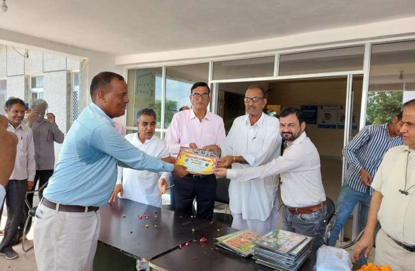 Engineers honored for planting more than three thousand saplings तीन हजार से जयादा पौधे लगाने पर इंजीनियर्स सम्मानित