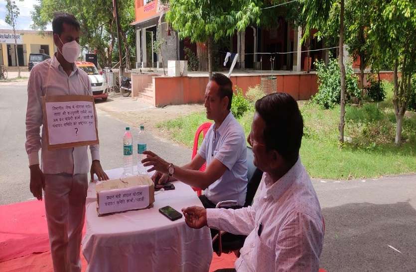 तख्ती टांग पहुंचे सामाजिक कार्यकर्ता, लिखा था एसीबी सत्ता की कठपुतली... तख्ती टांग पहुंचे सामाजिक कार्यकर्ता, लिखा था एसीबी सत्ता की कठपुतली...