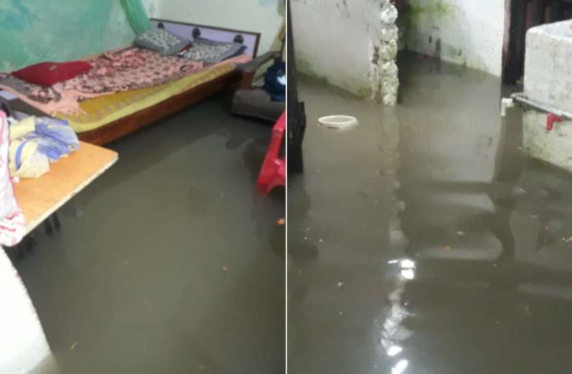 rain_water_in_house.jpg Heavy Rain Impact: बारिश का बरपा ऐसा कहर कि सड़कों से लेकर घरों में घुसा पानी, रतजगा कर काटनी पड़ी रात
