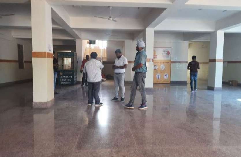 पहले स्लॉट बुक कराए, फिर भी पड़े लोगों को चक्कर पहले स्लॉट बुक कराए, फिर भी पड़े लोगों को चक्कर