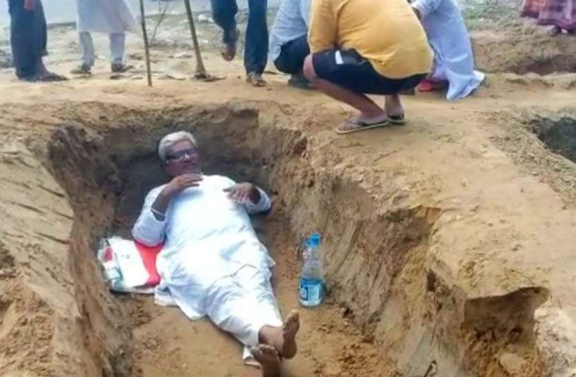 samadhi.jpg आवास-विकास कार्यालय के सामने जिंदा समाधि लेने की कोशिश में कई गांवों के किसान