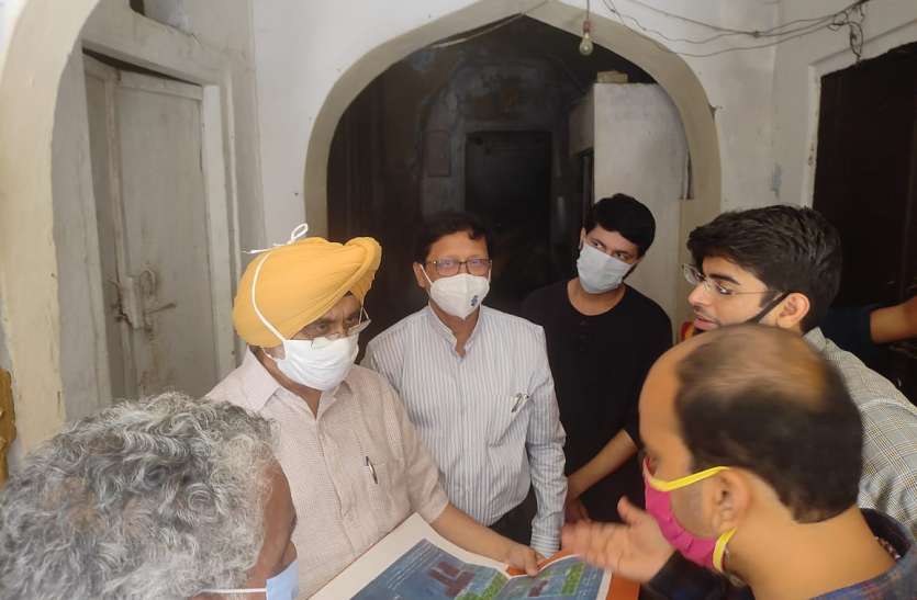 पुरानी आबादी को पट्टे कैसे दें, इसके लिए UDH सलाहकार संधु टीम के साथ चारदीवारी में घूमे पुरानी आबादी को पट्टे कैसे दें, इसके लिए UDH सलाहकार संधु टीम के साथ चारदीवारी में घूमे