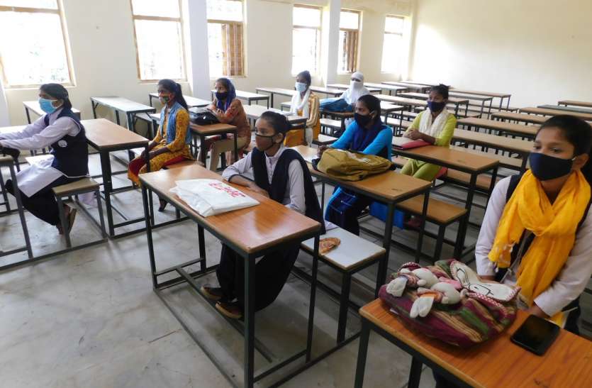 here was silence in the college on the first day अभी भी कोविड का खौफ, पहले दिन कॉलेज में पसरा रहा सन्नाटा