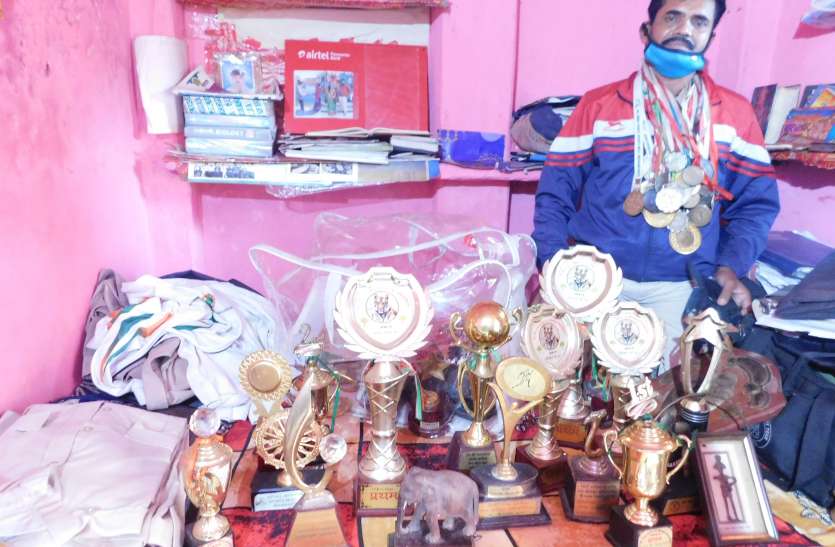 Increased respect of the department at the international level, now getting upset for the rights, family sought euthanasia अंतरराष्ट्रीय स्तर पर विभाग का बढ़ाया मान, अब हक के लिए हो रहा परेशान, सपरिवार मांगी इच्छामृत्य