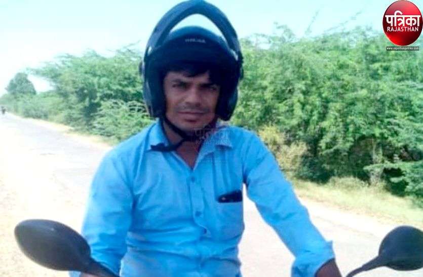 गलत साइड में बाइक सामने से आ रही बाइक से टकराई, शिक्षक की मौत गलत साइड में बाइक सामने से आ रही बाइक से टकराई, शिक्षक की मौत