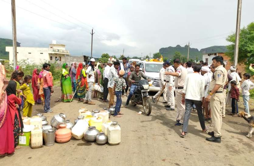 अपना दुखड़ा सुनाने सडक़ पर आए ग्रामीण, सांसद गाड़ी से नीचे भी नहीं उतरे अपना दुखड़ा सुनाने सडक़ पर आए ग्रामीण, सांसद गाड़ी से नीचे भी नहीं उतरे