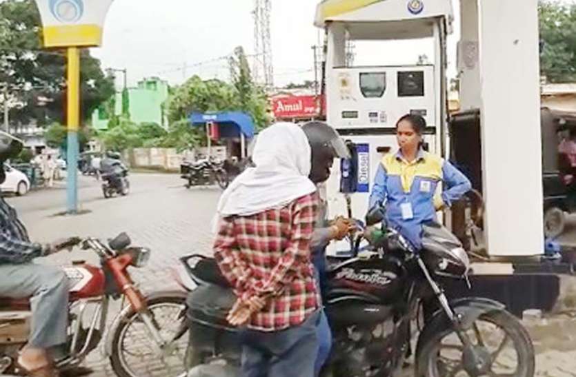 वाहन में पेट्रोल भरती लड़कियां गांव की तीन लड़कियां पूर्वांचल में महिलाओं के लिए बनी मिसाल