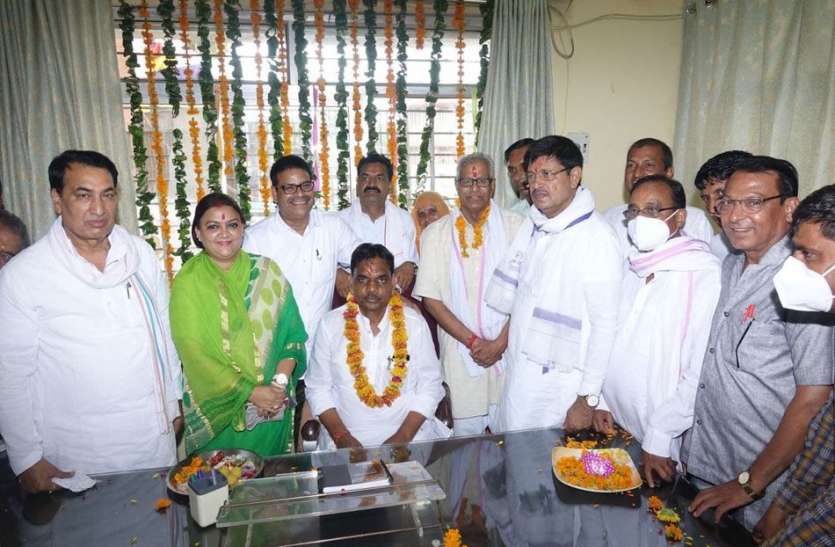 जिला प्रमुख हीरालाल सैनी ने किया पदभार ग्रहण: समारोह में छाया रहा क्रॉसवोटिंग का मुद्दा जिला प्रमुख हीरालाल सैनी ने किया पदभार ग्रहण: समारोह में छाया रहा क्रॉसवोटिंग का मुद्दा