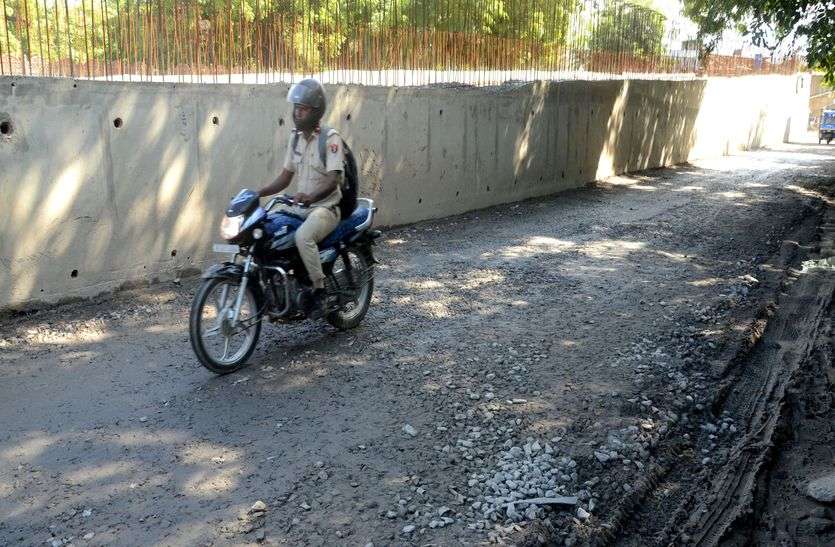 हरकत में आए अधिकारी, सड़कों की ली सुध हरकत में आए अधिकारी, सड़कों की ली सुध