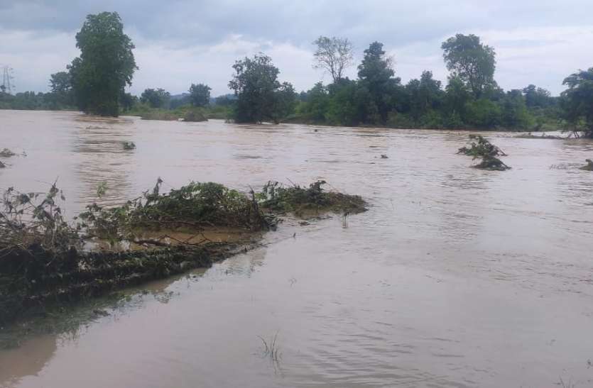 Incessant rain showers: Alan and Tipan rivers in spate, flood threat h लगातार बारिश की बौछार: अलान और तिपान नदियों में उफान, दर्जनों गांव पर मंडराया बाढ़ का खतरा
