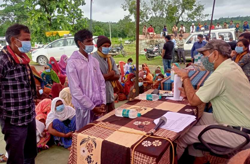 The commissioner set up a chaupal in Padmania Panchayat, listened to t कमिश्नर ने पड़मनिया पंचायत में लगाई चौपाल, सुनी ग्रामीणों की समस्याएं