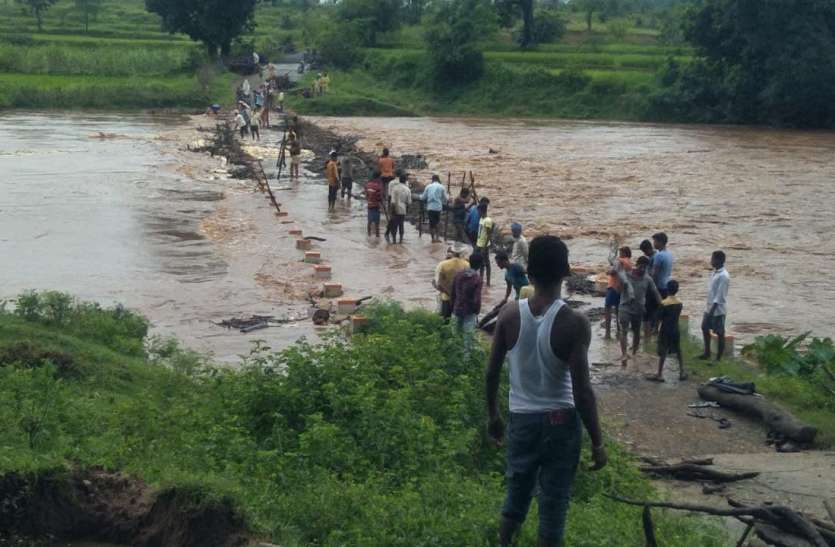 रात भर की मुसलाधार बारिश से उफान पर नदी- नाले रात भर की मुसलाधार बारिश से उफान पर नदी- नाले