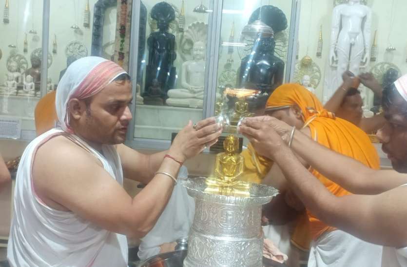 यदि मर्यादित वस्त्र पहने जाएं तो सामने वाले के मन में कभी विकारी भाव नहीं आ सकते यदि मर्यादित वस्त्र पहने जाएं तो सामने वाले के मन में कभी विकारी भाव नहीं आ सकते