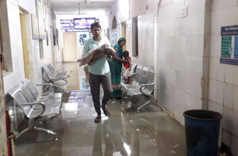 जिला अस्पताल की छत से टपक रहा पानी, मरीज परेशान जिला अस्पताल की छत से टपक रहा पानी, मरीज परेशान