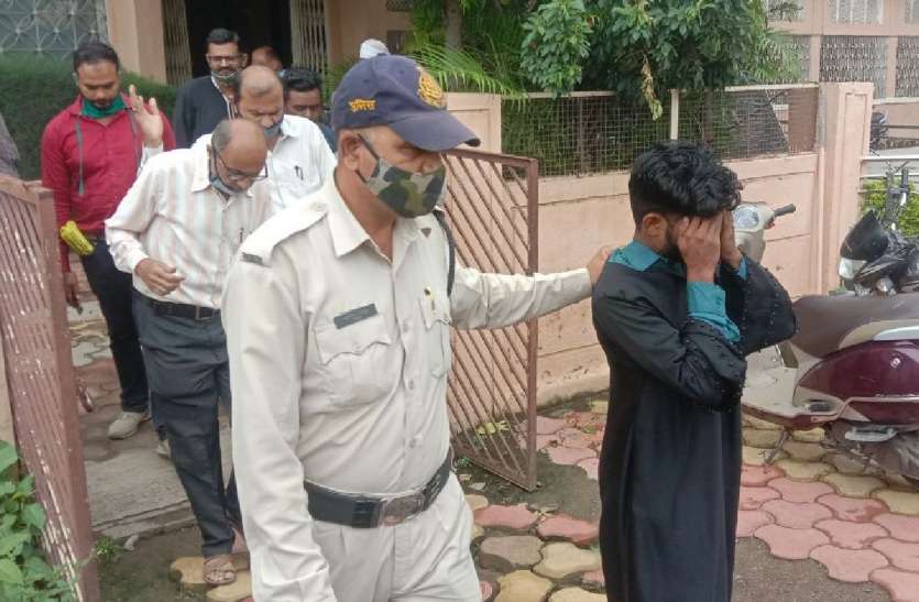 Burhanpur: The young man reached the college wearing a burqa, recogniz बुरहानपुर: कॉलेज में बुर्का पहनकर पहुंच गया युवक, जूते देखकर पकड़ा