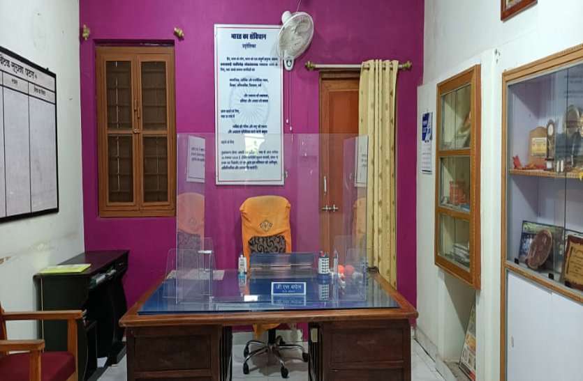 जिला मुख्यालय के शासकीय कार्यालयों में नहीं हो रही कर्मचारियों की सौ फीसदी उपस्थिति जिला मुख्यालय के शासकीय कार्यालयों में नहीं हो रही कर्मचारियों की सौ फीसदी उपस्थिति