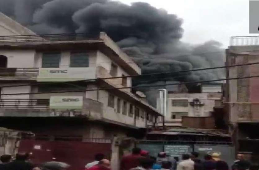 Delhi Fire Breaks Out at Mayapuri Area Delhi Fire : मायापुरी स्थित फैक्ट्री में लगी भीषण आग, दमकल की 17 गाड़ियां पहुंची