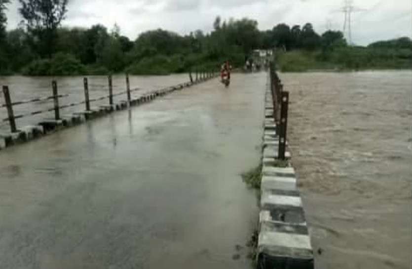 badh.jpg नदियां उफान पर, बाढ़ का खतरा, युवक बहा, देखें video