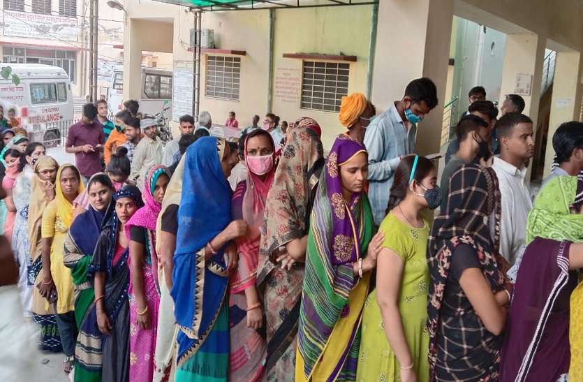 टीका लगवाने लगी लम्बी-लम्बी कतारें, कई सेंटर पर डोज हुई खत्म टीका लगवाने लगी लम्बी-लम्बी कतारें, कई सेंटर पर डोज हुई खत्म