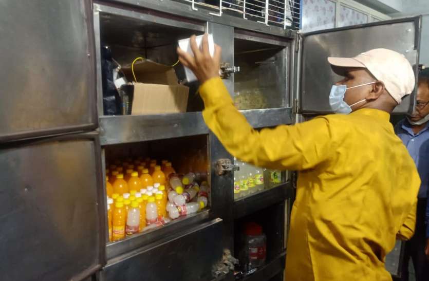 Administration raids on illegal factory making cold drinks and water bottles कोल्डड्रिंक और पानी की बोतल बनाने वाली अवैध फैक्ट्री पर प्रशासन की दबिश