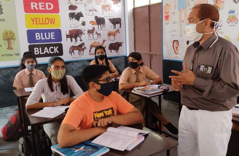 डीईओ ने अंग्रेजी माध्यम स्कूल का किया निरीक्षण डीईओ ने अंग्रेजी माध्यम स्कूल का किया निरीक्षण