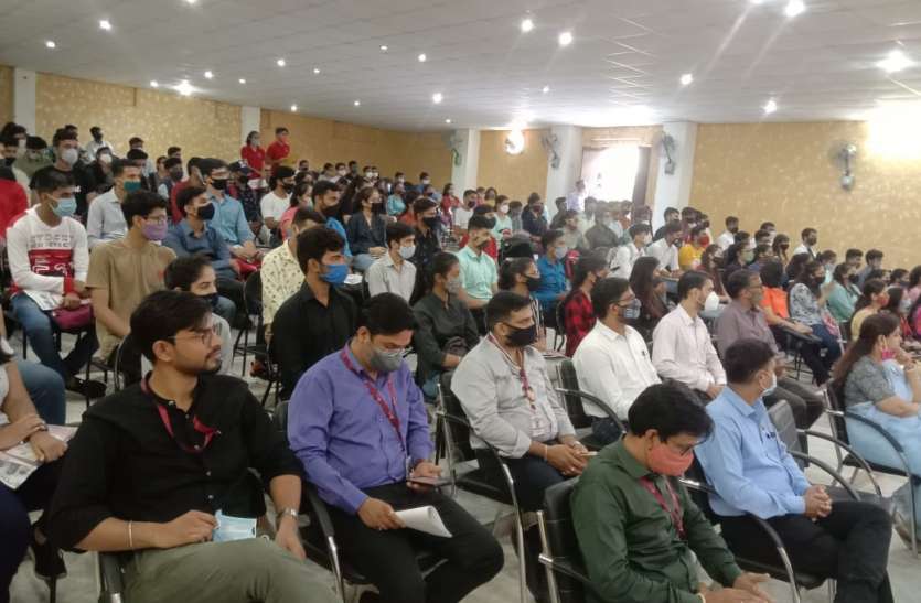 नए स्टूडेंट्स ने जाना कॉलेज कल्चर नए स्टूडेंट्स ने जाना कॉलेज कल्चर