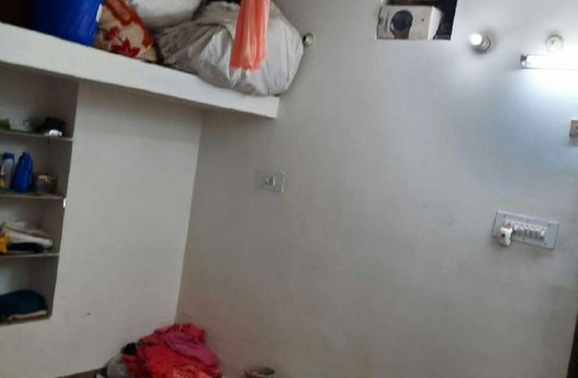महिला ने चुन्नी से फंदा लगाया महिला ने चुन्नी से फंदा लगाया