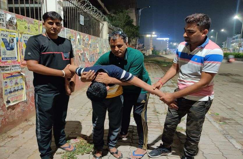 दिल्ली में फॉगिंग करते तो जयपुर में युवाओं की मदद से दबोचे 'मुन्नाभाई' दिल्ली में फॉगिंग करते तो जयपुर में युवाओं की मदद से दबोचे 'मुन्नाभाई'