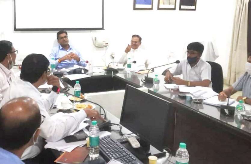 Singrauli collector has a meeting of district level advisory committee योजनाओं के क्रियान्वयन में लापरवाही की तो जाएगी नौकरी