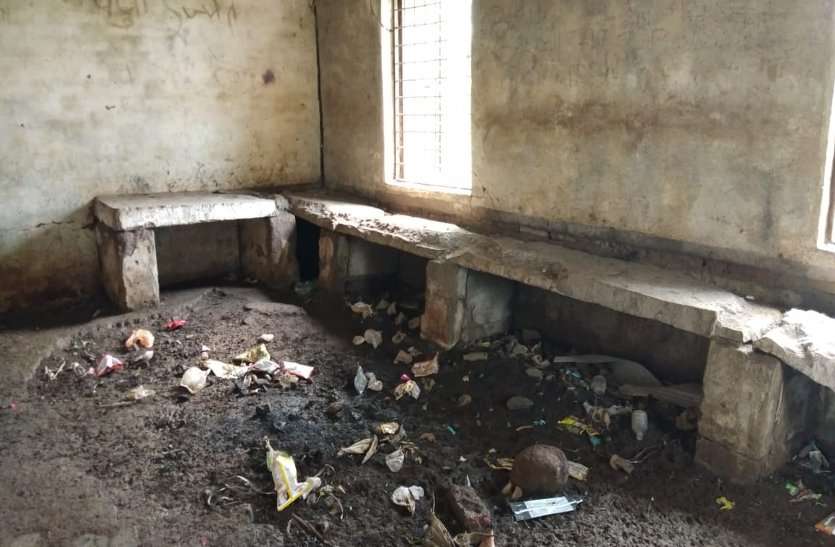 Passenger waiting rooms in rural areas are dilapidated, not repaired for years ग्रामीण क्षेत्रों में यात्री प्रतीक्षालय हुए जर्जर, नहीं की गई सालों से मरम्मत