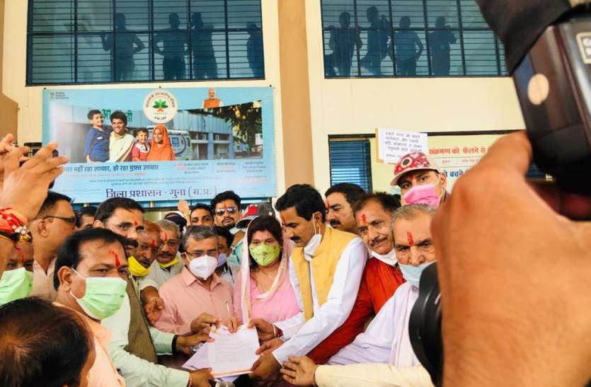 सड़कों पर उतरा रघुवंशी समाज और बोला : हमको पिछड़े वर्ग में करो शामिल सड़कों पर उतरा रघुवंशी समाज और बोला : हमको पिछड़े वर्ग में करो शामिल
