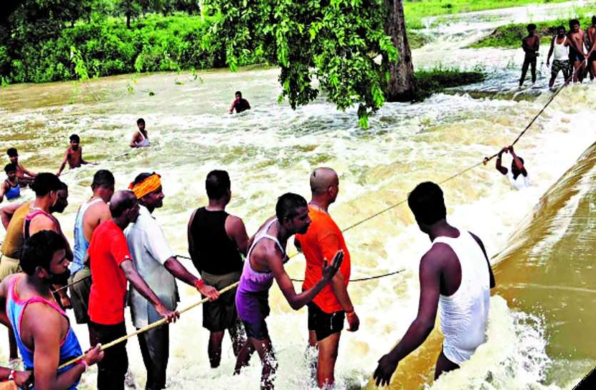 दोस्तों के साथ नाले के कटबांध में नहाने गए 13 साल के बच्चे की डूबने से मौत, मासूम का शव देख फफक पड़े परिजन दोस्तों के साथ नाले के कटबांध में नहाने गए 13 साल के बच्चे की डूबने से मौत, मासूम का शव देख फफक पड़े परिजन