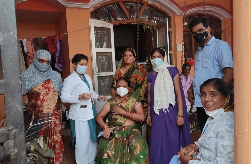 Vaccines सेन्टर पर नहीं आने वालों को घर जा कर लगा रहे वैक्सीन